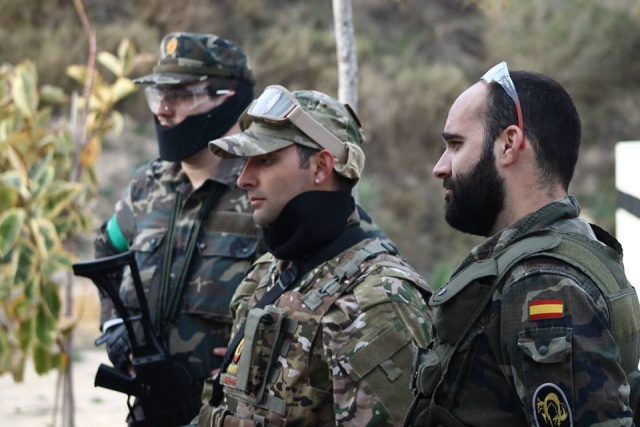 tres chicos preparados para una batalla de airsoft